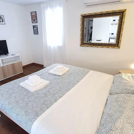 Apartament La Terrazza Tra I Tetti Studio - Centro